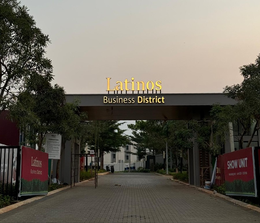 Latinos Business District Gate